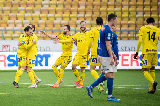Sundsvalls Pontus Silfwer kramas om av lagkamraterna