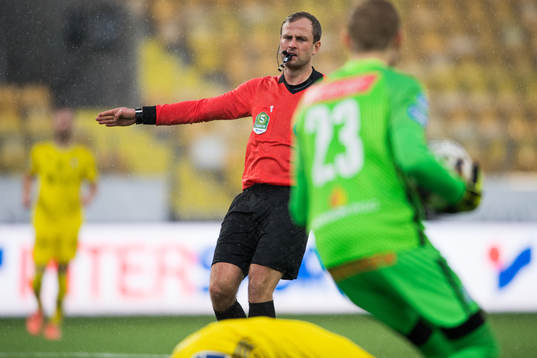 Domare Richard Sundell pekar på straffpunkten