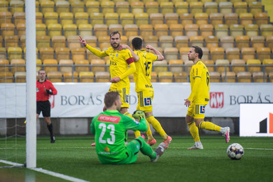 Sundsvalls Pontus Engblom jublar med Robert Lundström och