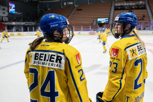 Felizia Wikner-Zienkiewicz and Thea Johansson of Sweden