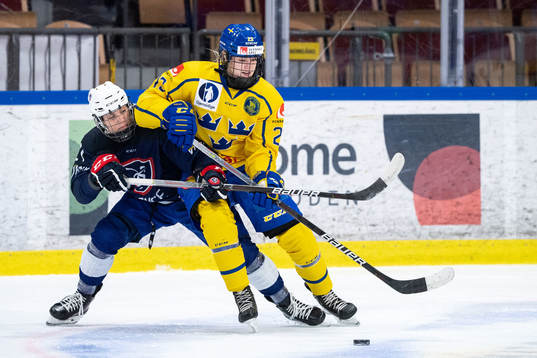 Raphaelle Grenier of France and Thea Johansson of Sweden
