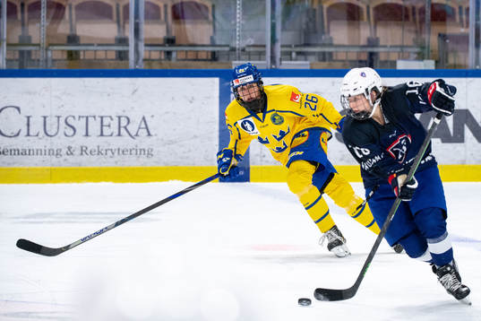 Hanna Olsson of Sweden and Clara Rozier of France