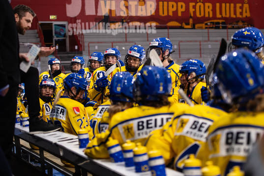head coach Ulf Lundberg and players of Sweden