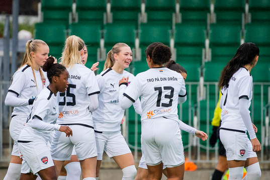 Rosengårds Cajsa Rubensson jublar med lagkamrater
