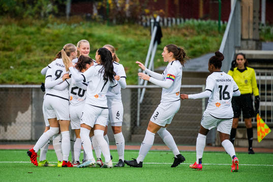 Rosengårds Cajsa Rubensson jublar med lagkamrater