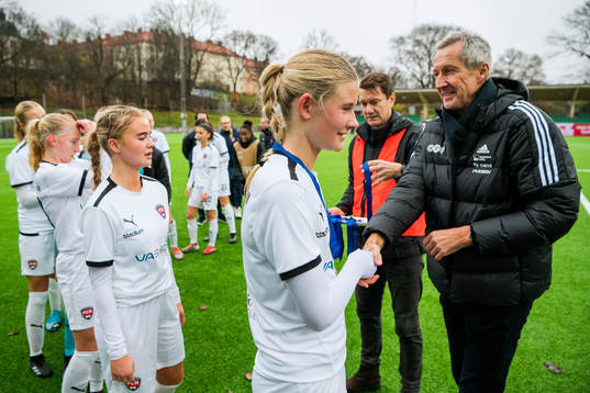 Rosengårds Bianca Buttler får sin bronsmedalj