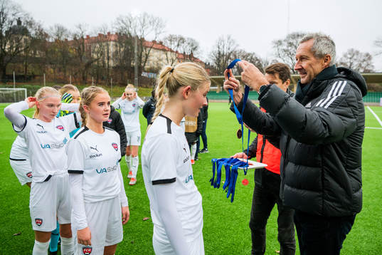 Rosengårds Bianca Buttler får sin bronsmedalj