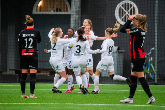 Umeås Monica Jusu Bah jublar med lagkamrater
