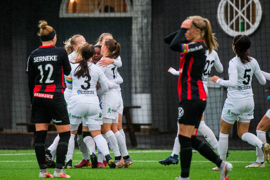 Umeås Monica Jusu Bah jublar med lagkamrater