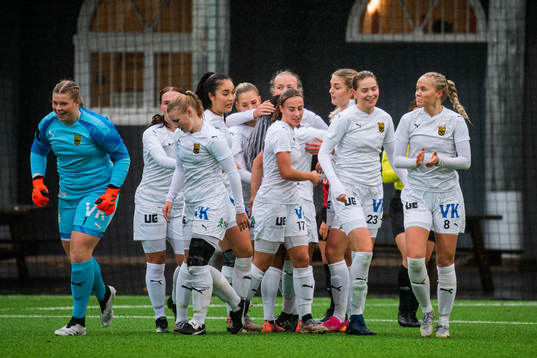 Umeås Monica Jusu Bah jublar med lagkamrater