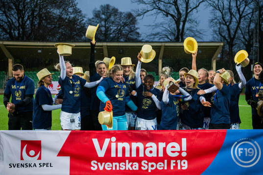 Umeås spelare jublar med pokalen