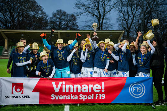 Umeås spelare jublar med pokalen