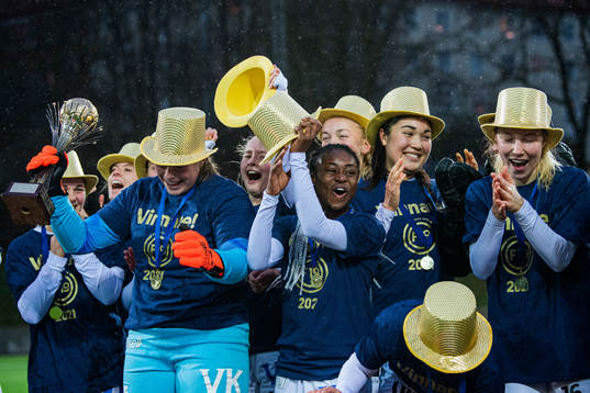 Umeås spelare jublar med pokalen
