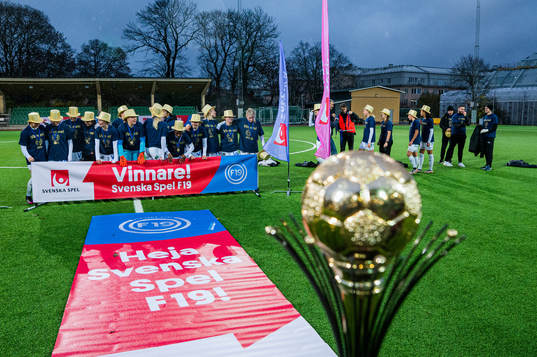 Umeås spelare jublar med pokalen