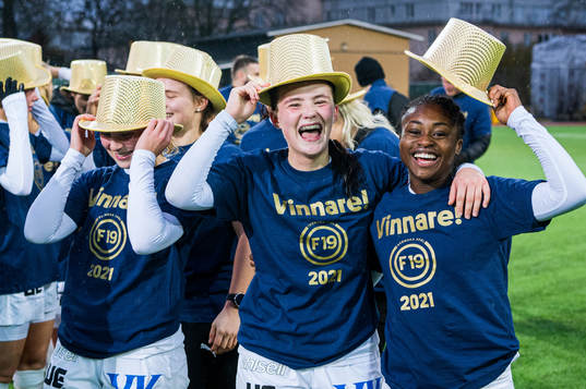 Umeås Monica Jusu Bah och Blossom Davis jublar