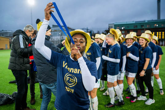 Umeås Monica Jusu Bah jublar