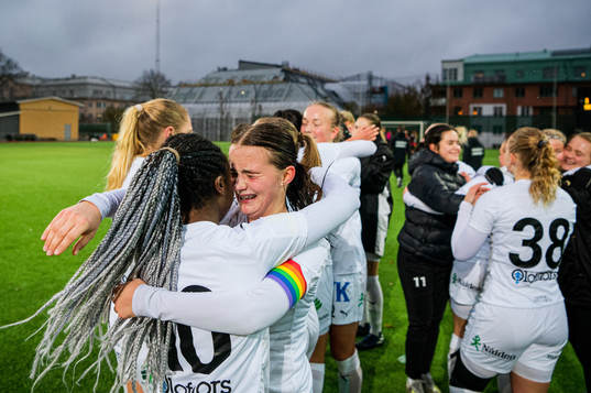 Umeås Blossom Davis och Monica Jusu Bah jublar
