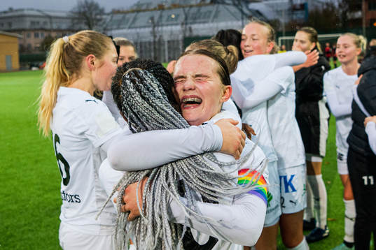 Umeås Blossom Davis och Monica Jusu Bah jublar