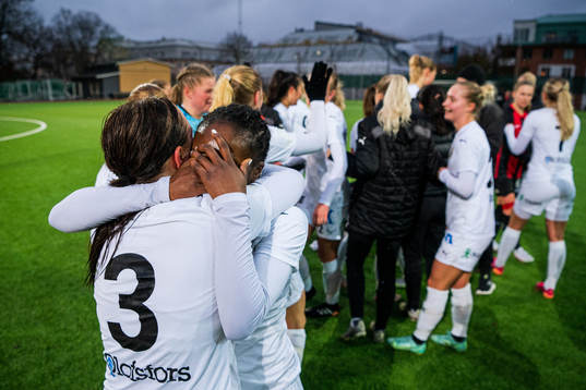 Umeås Blossom Davis och Monica Jusu Bah jublar