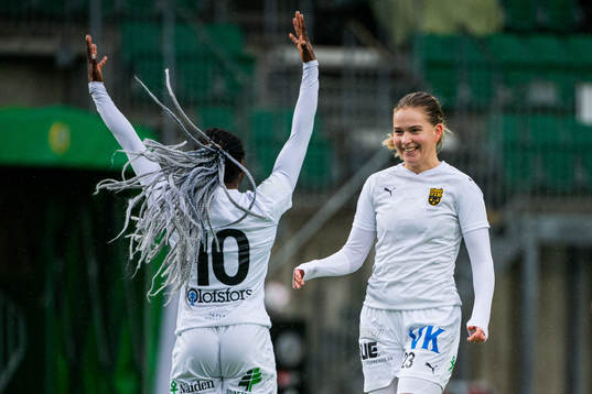 Umeås Monica Jusu Bah jublar med Elise Johansson