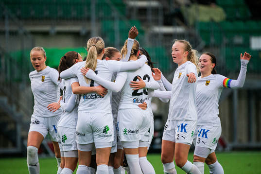 Umeås Monica Jusu Bah jublar med lagkamrater