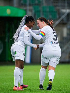 Umeås Monica Jusu Bah jublar med Blossom Davis