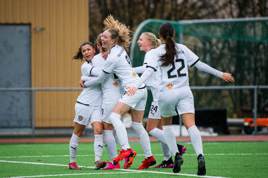 Rosengårds Lisa Eleonora Klingvall jublar med lagkamrater
