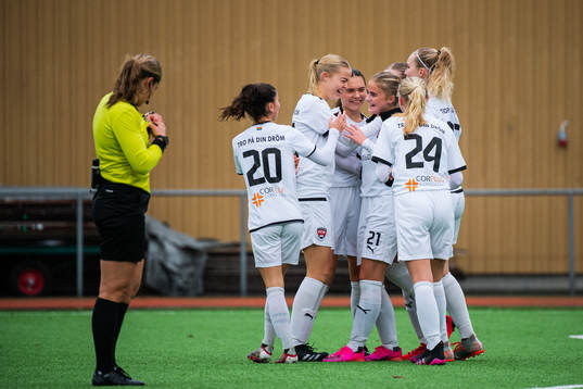 Rosengårds Lisa Eleonora Klingvall jublar med lagkamrater