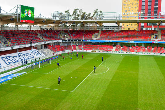 Östers spelare värmer upp före fotbollsmatchen i
