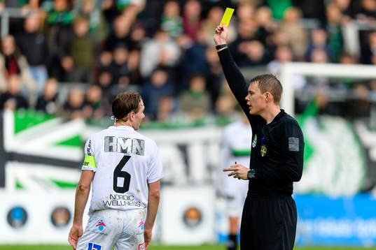 GAIS August Wängberg tilldelas gult kort från Domare
