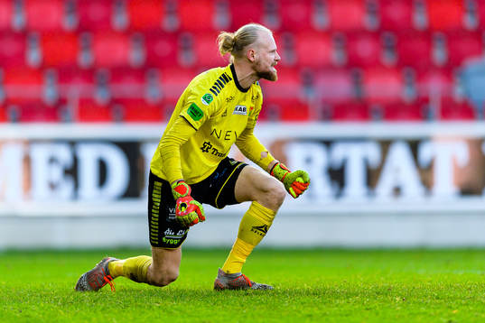 GAIS målvakt Mathias Karlsson jublar