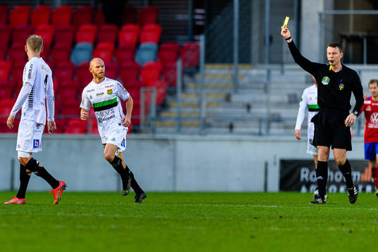 GAIS Niklas Andersen tilldelas gilt kort från Domare Oscar