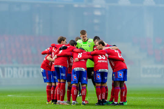 Östers spelare samlas före fotbollsmatchen i Superettan