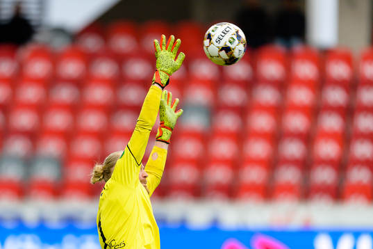 GAIS målvakt Mathias Karlsson stärker sig