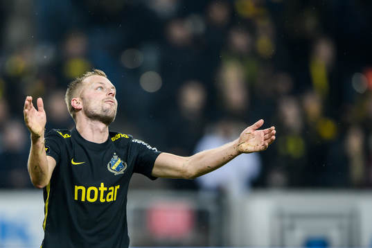s Sebastian Larsson reagerar