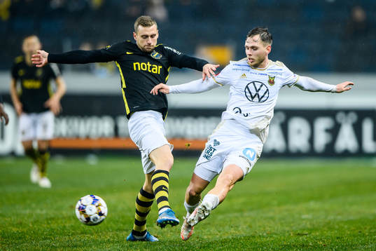 s Filip Rogic och Östersunds Charlie Colkett