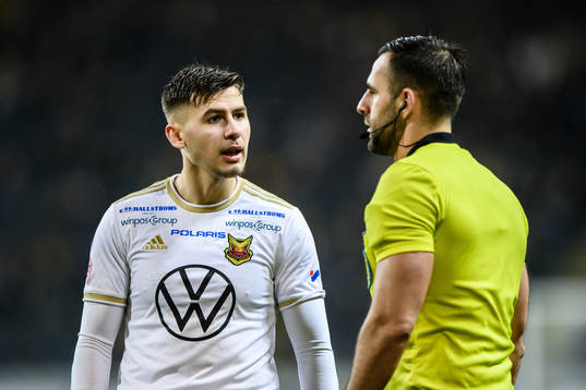 Östersunds Nikolas Dosis och domare Granit Maqedonci