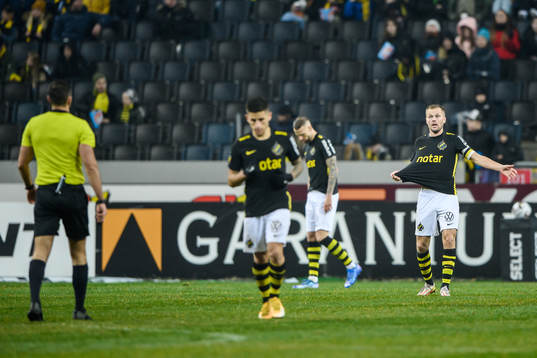 s Sebastian Larsson reagerar mot domare Granit Maqedonci