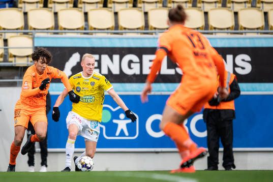 AFC Eskilstunas Robin Tihi och Falkenbergs Adam Bergmark