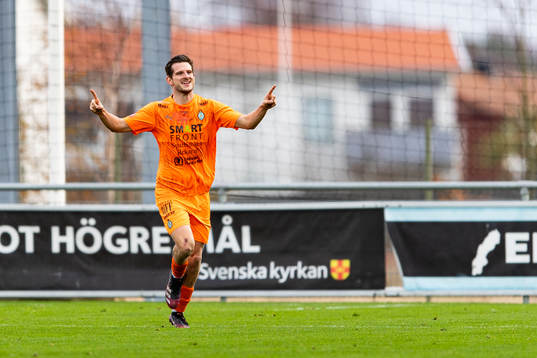 AFC Eskilstunas Ashley Mark Coffey jublar