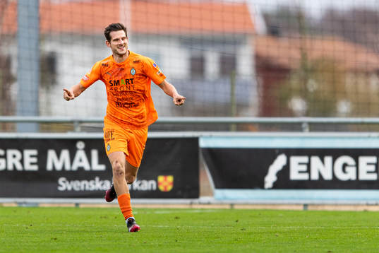 AFC Eskilstunas Ashley Mark Coffey jublar