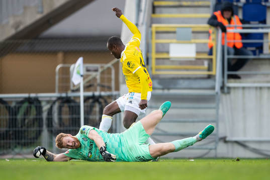 AFC Eskilstunas målvakt Nick Wolters  och Falkenbergs