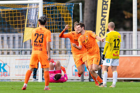 AFC Eskilstunas Ashley Mark Coffey jublar