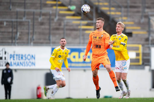 AFC Eskilstunas Alexander Ahl Holmström och Falkenbergs