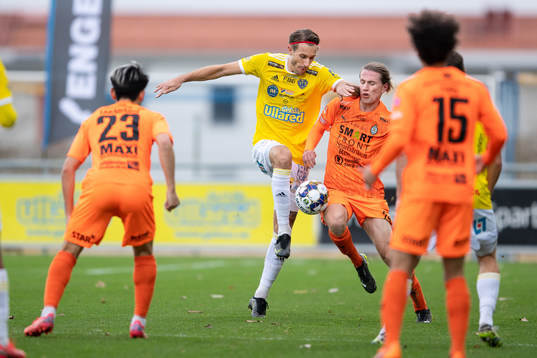 Falkenbergs Tobias Karlsson och AFC Eskilstunas Viktor
