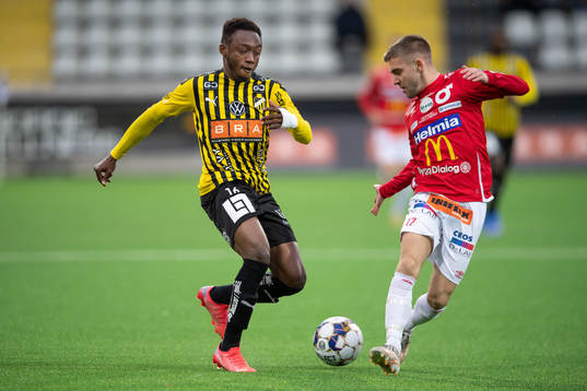 Häckens Benie Adama Traore och Degerfors Anton Kralj