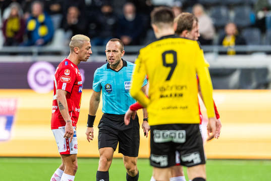Degerfors Nikola Djurdjic och domare Kaspar Sjöberg
