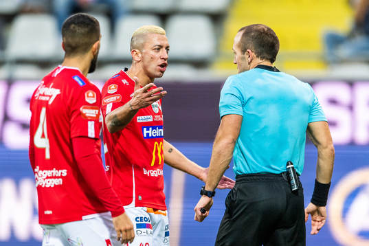 Degerfors Nikola Djurdjic och domare Kaspar Sjöberg