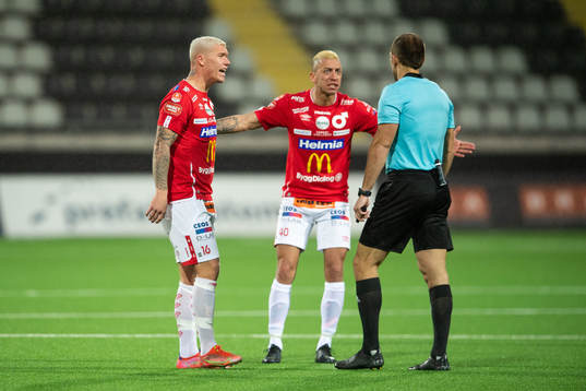 Degerfors Victor Edvardsen och Nikola Djurdjic reagerar mot