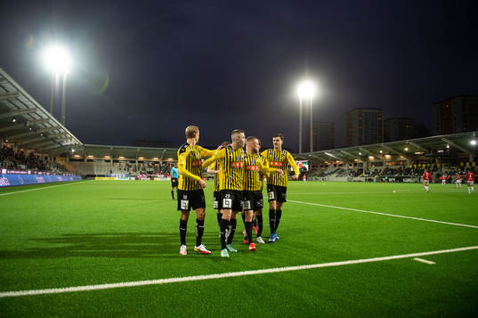Häckens Patrik Wålemark jublar med lagkamrater